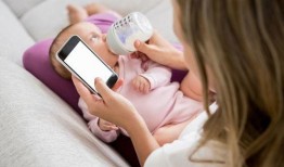 吃母乳看视频,宝宝看视频的温馨瞬间