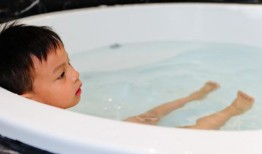 发育小男生洗澡视频,小男生洗澡时光温馨记录