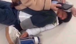 趴在腿上巴掌打屁股视频,亲子互动新方式，趴腿打屁股视频引发热议