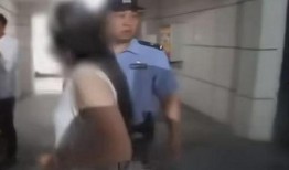 男生给女生换裤子视频,男生细心为女生换裤子的温馨一幕