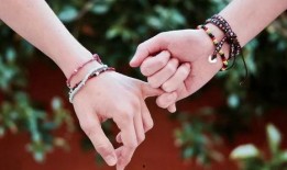 打点滴小视频女人手,记录一位女性患者接受治疗的温馨瞬间