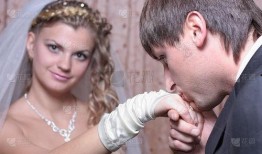 新郎亲吻新娘视频,新郎深情亲吻新娘，浪漫婚礼画面引网友热议