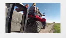 外国拖拉机干活视频,农业机械化助力农业生产