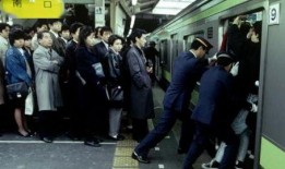 日本地铁拥挤视频,拥挤成常态，揭秘日本地铁众生相