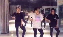 踩雨舞蹈视频,青春旋律——踩雨舞蹈视频赏析