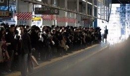 日本地铁拥挤视频,拥挤成常态，揭秘日本地铁众生相