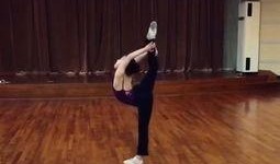 踩雨舞蹈视频,青春旋律——踩雨舞蹈视频赏析