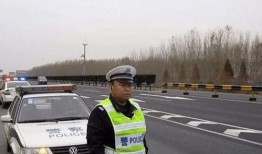 交警拦截军车视频,现场画面曝光引网友热议