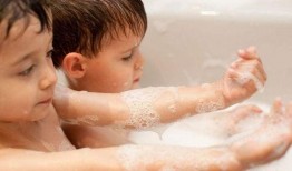 发育小男生洗澡视频,小男生洗澡时光温馨记录