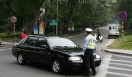 交警拦截军车视频,现场画面曝光引网友热议