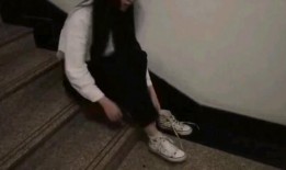 长白袜女孩挠脚心视频,太治愈了！