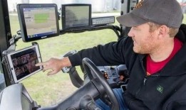 外国拖拉机干活视频,农业机械化助力农业生产