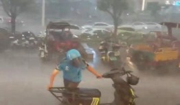 台风把人吹走视频,惊心动魄的人体飘移瞬间