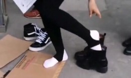 长白袜女孩挠脚心视频,太治愈了！